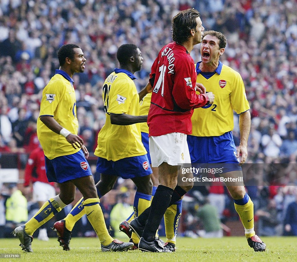 Martin Keown and Ruud Van Nistelrooy argue