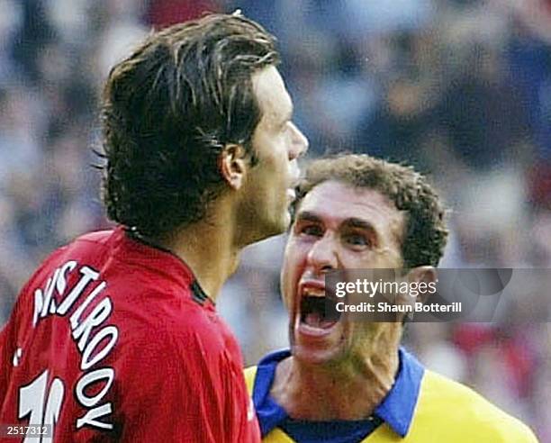 Martin Keown of Arsenal shows his feelings at Ruud Van Nistelrooy of Man Utd after Van Nistelrooy missed his penalty during the FA Barclaycard...