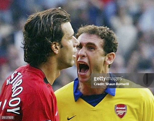 Martin Keown of Arsenal shows his feelings at Ruud Van Nistelrooy of Man Utd after Van Nistelrooy missed his penalty during the FA Barclaycard...