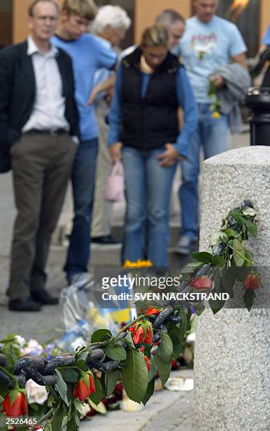 Roses are hanged on a chain outside the Foreign Ministry in Stockholm 13 September 2003, where Swedish Foreign Minister Anna Lindh had her office for...
