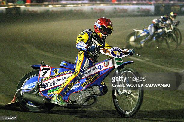 Poland's Tomasz Gollob takes a curve during a Speedway Grand Prix Competitions race in Bydgoszcz, 20 September 2003. Gollob won the event. AFP PHOTO...