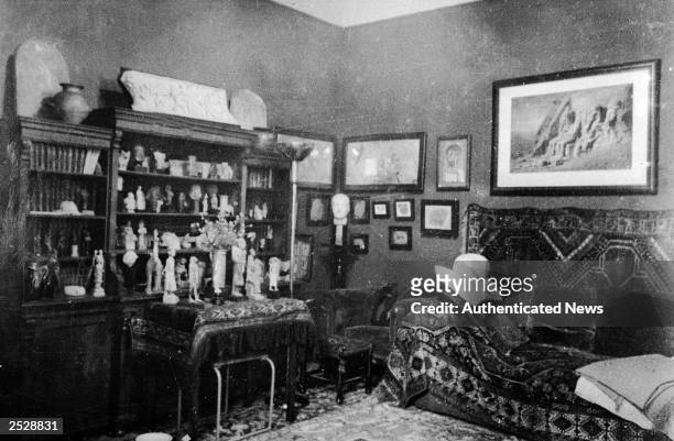 Interior view of the study used by Austrian psychoanalyst Sigmund Freud , Vienna, Austria, 1910s.
