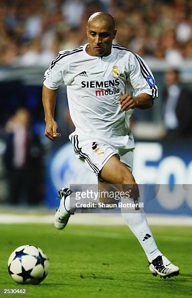 Roberto Carlos of Real Madrid running with the ball during the UEFA Champions League Group F match between Real Madrid and Olympic Marseille on...