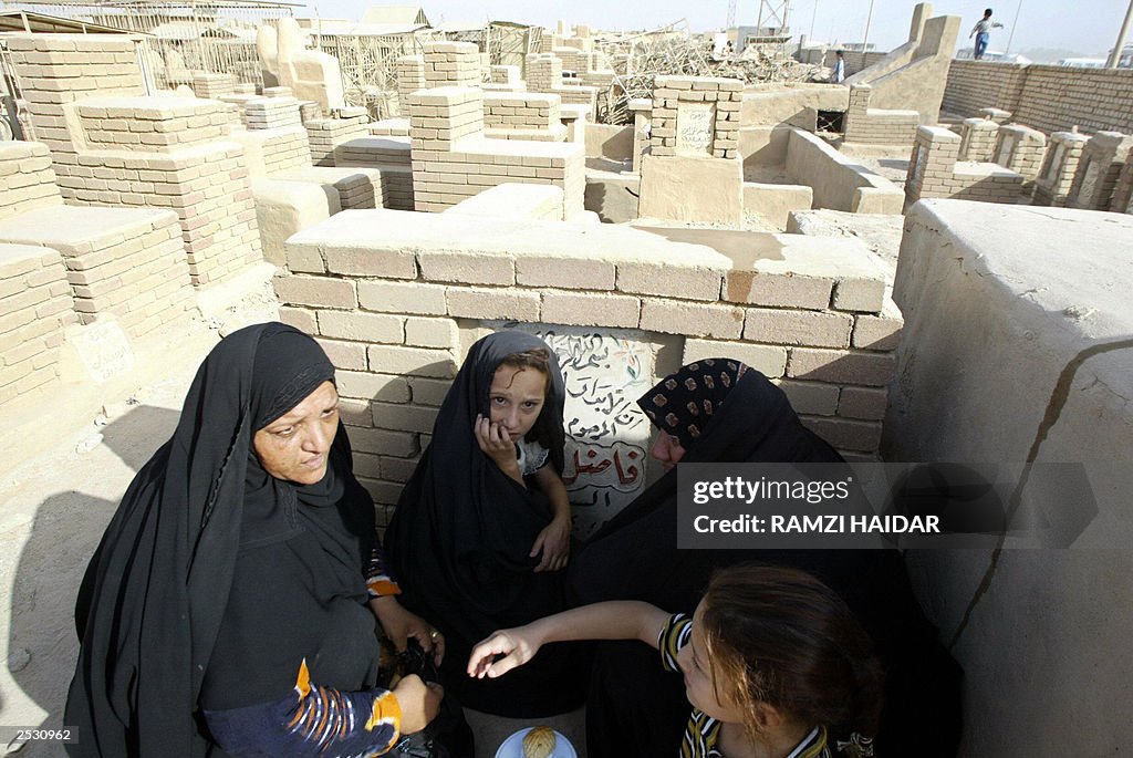 Iraqi Shiite Muslim women and a child vi