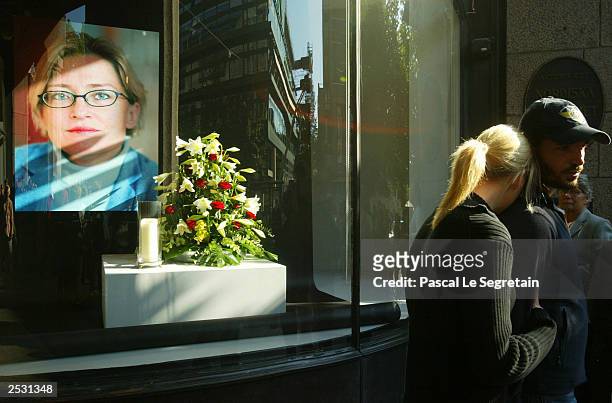 Couple console each other in front of the department store September 13, 2003 where Swedish Foreign Minister Anna Lindh was stabbed in Stockholm,...