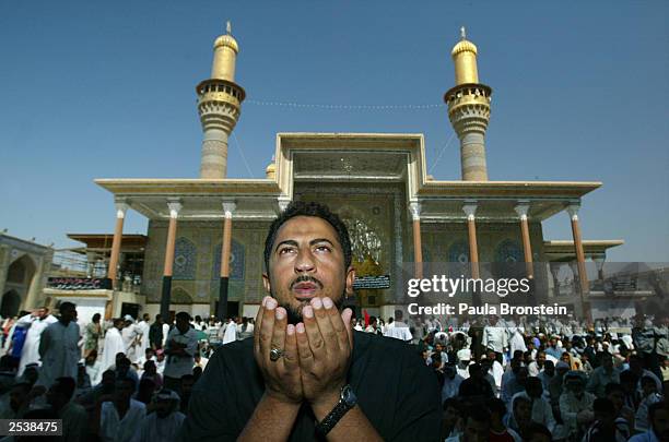 Muslims In Iraq Sunni And Shia Muslims Pray Together In Baghdad Photos and Premium High ...