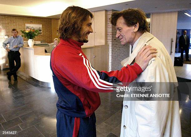 Bayern Munich's French defender Bixente Lizarazu chats with former coach of the National team Raymond Goethals prior to a training session 29...