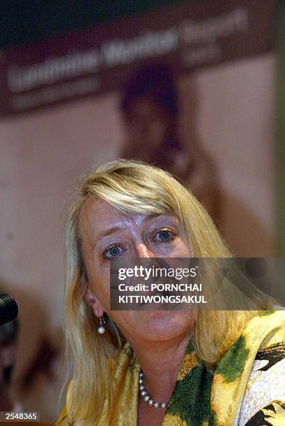 Jody Williams, winner of the Nobel peace prize in 1997, together with The International Campaign to Ban Landmines answers the question from the press...