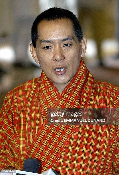 Bhutan's King Jigme Singye Wangchuk talks to the press, 15 September 2003, during a welcoming ceremony at Rashtrapati Bhavan, New Delhi's...