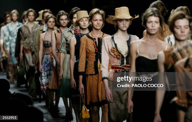 Models 2003 68 Milan Fashion Week Spring 2003 Collection Versus Show Runway Photos ...