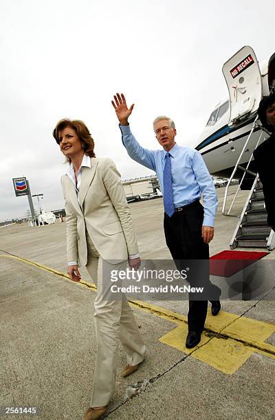 Former gubernatorial candidate Arianna Huffington and California Gov. Gray Davis deplane upon arrival on October 2, 2003 in Oakland, California....