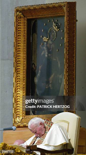 Pope John Paul II prays in front of the "Madonna del Rosario" in Pompei, 07 October 2003. The 83 years old pontiff's trip to the southern Italian...