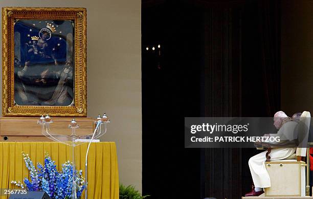 Pope John Paul II prays for world peace in front of the "Madonna del Rosario" in Pompei, 07 October 2003. The 83 years old pontiff's trip to the...