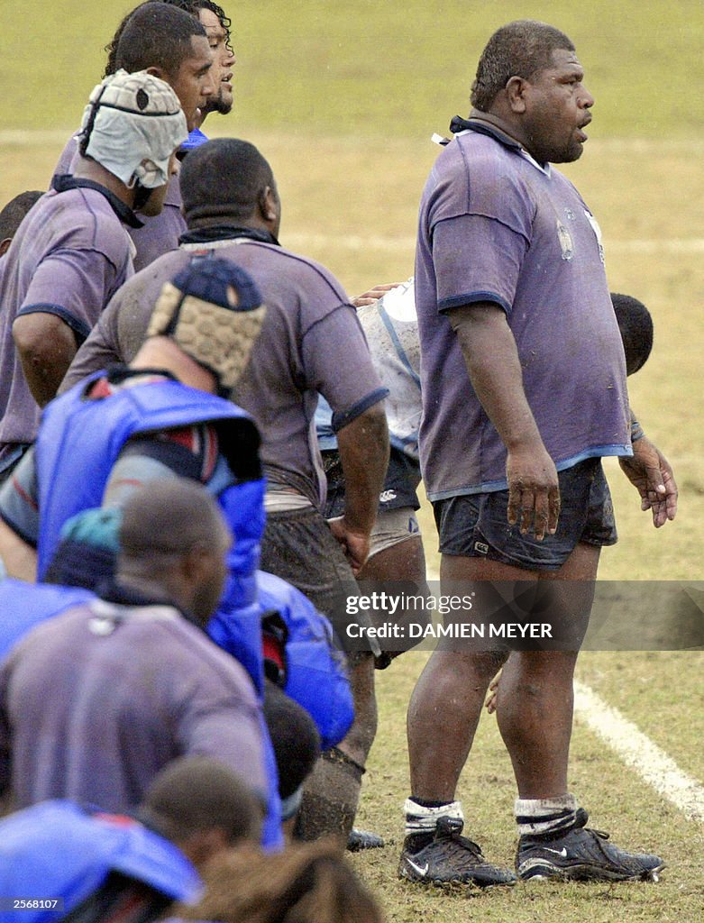 Fijian prop Joeli Veitayaki (R), the hea