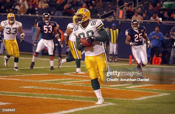 Tight end Bubba Franks of the Green Bay Packers pulls in a one-yard touchdown pass against the Chicago Bears in the fourth quarter on September 29,...