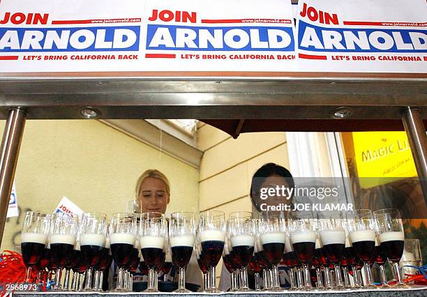 Hostesses prepare "Stars and Stripes" drinks in Stern bar in Graz, 07 October 2003, where Arnold Schwarzenegger's friends, officials and Austrian...