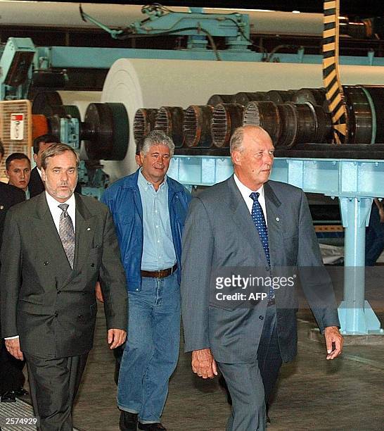 Norway's King Harald V visits the paper plant Norske Skog, 09 October 2003, after the inauguration ceremony in Jaguaraiva, in Parana, Brazil. King...