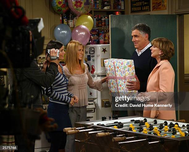 The cast, L-R) Courteney Cox Arquette, Jennifer Aniston, Elliott Gould, , and Christina Pickles, , of the hit NBC series "Friends" perform during one...