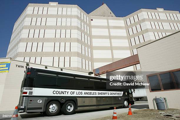 Los Angeles County Sheriff's Department prisoner transport bus pulls into the Twin Towers Correctional Facility October 15, 2003 in Los Angeles,...