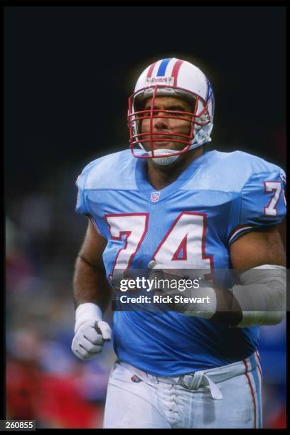 Offensive lineman Bruce Matthews of the Houston Oilers during the Oilers 37-10 win over the Cleveland Browns at Cleveland Stadium in Cleveland, Ohio.