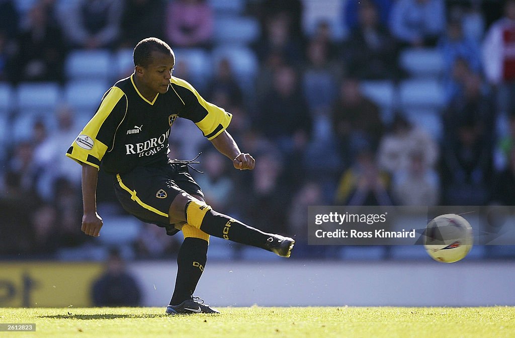 Robert Earnshaw of Cardiff scores penalty 