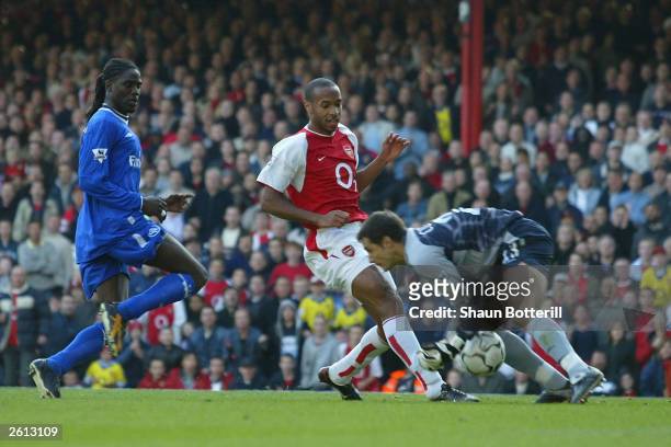 Thierry Henry of Arsenal scores past goalkeeper Carlo Cudicini of Chelsea during the FA Barclaycard Premiership match between Arsenal and Chelsea on...