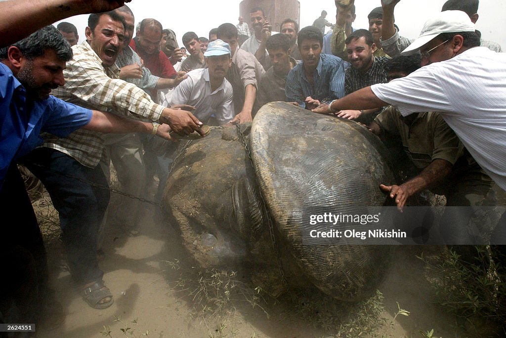 Iraqis Destroy Saddam Statue