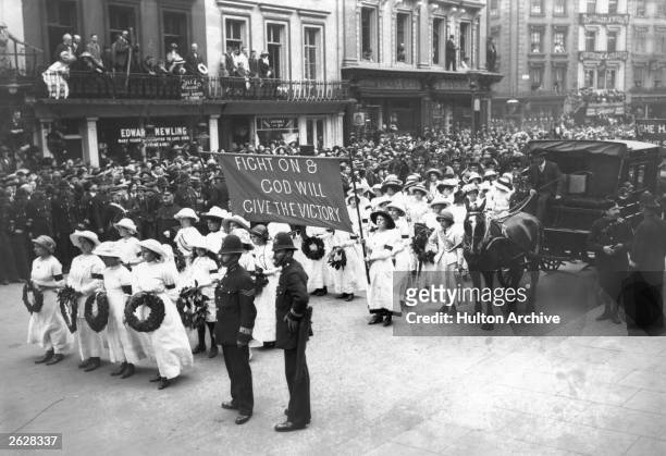 The funeral procession of the English suffragette Emily Davison .