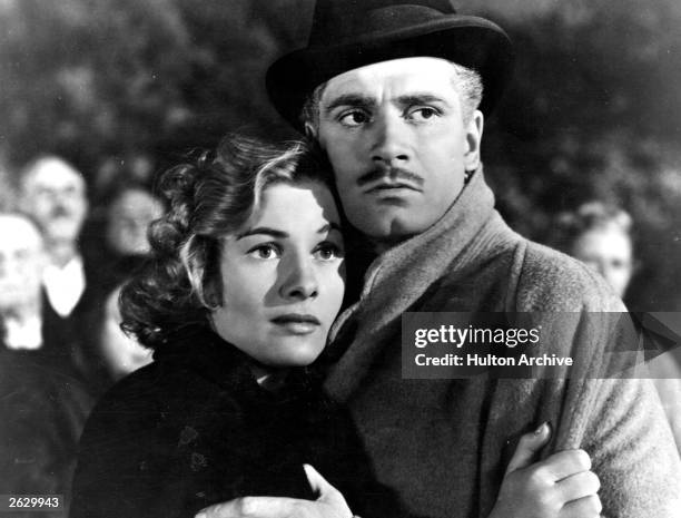 English actor and director Laurence Olivier stars with Joan Fontaine in the United Artists film version of Daphne du Maurier's novel 'Rebecca',...