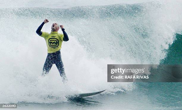 Australian Jake Paterson reacts after loosing the 3rd round of "Billabong Pro Mundaka 2003" surfing competition, 23 October 2003, in the Spanish...