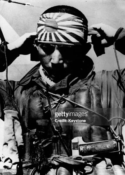 A Japanese kamikaze pilot tying on the honorary ribbons that were...  Fotografía de noticias - Getty Images