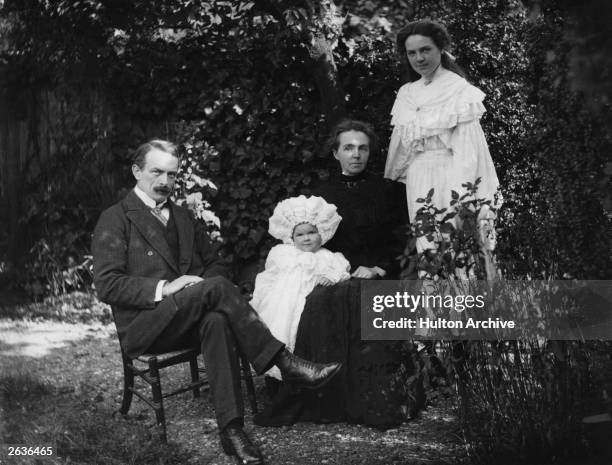Prime Minister David Lloyd-George , 1st Earl of Dwyfor, with Megan , his first wife Margaret and daughter Mair, who died young.