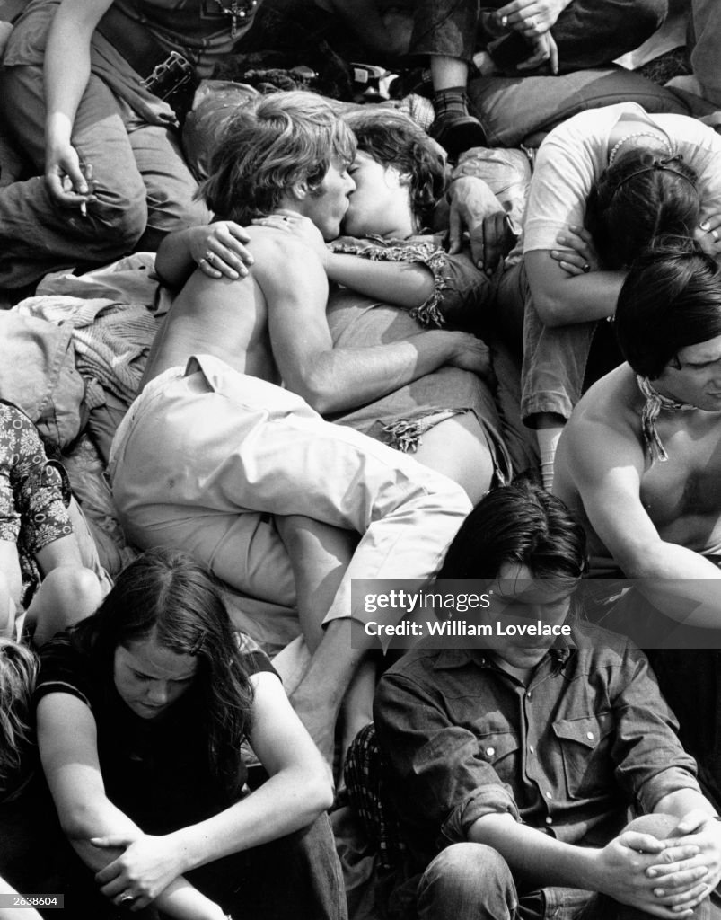 Crowd Kiss