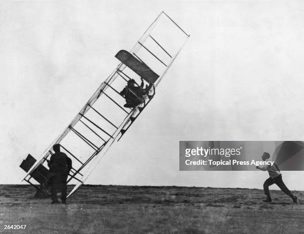 Orville Wright lands the 1911 Wright Glider badly, overseen by his brother Wilbur .