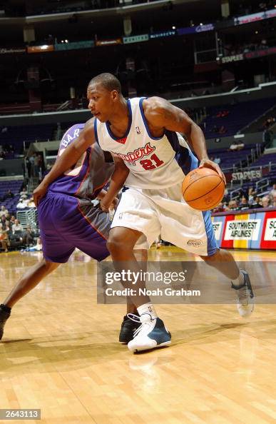 Bobby Simmonds Bobby Simmons of the Los Angeles Clippers drives against Leandro ...