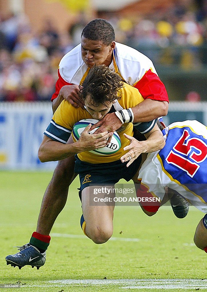 Australian fullback Mat Rogers (front) i