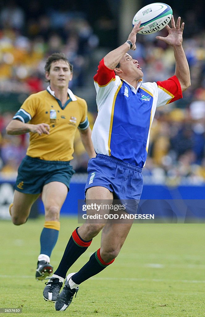 Hooker Johannes Meyer (R) of Namibia rec