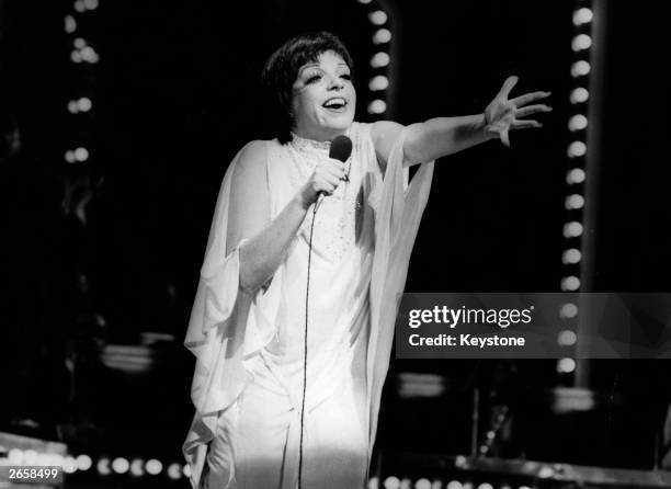 Liza May Minnelli, American singer and actress, singing in her exuberant fashion at the London Palladium. She is top of the bill in a gala...
