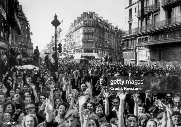 French crowds cheer the American troops as they enter Paris.