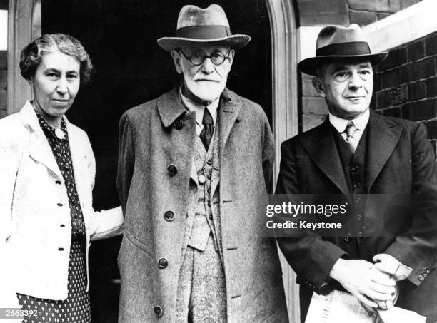 The Austrian psychologist, neurologist and founder of psychoanalysis Sigmund Freud with his daughter Mrs Hollistschek and Welsh psychoanalyst Dr...