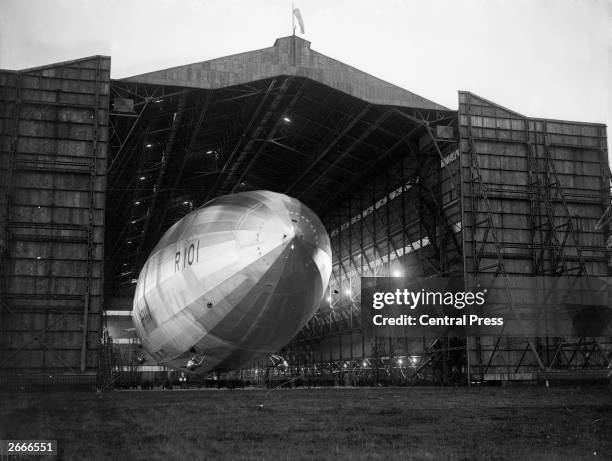 R101 Airship Photos and Premium High Res Pictures - Getty Images