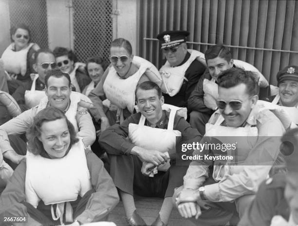 Colonel James Stewart , an American film star serving in the US army leaves Southampton on board the Cunard liner Queen Elizabeth, bound for home....