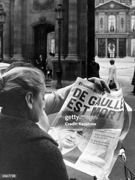 Parisian woman outside the Elysee Palace, reading the news of the death of Charles de Gaulle at the age of 80.
