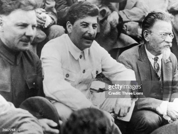 Russian leader Joseph Stalin meets with President Kalinin and Marshal Voroshilov .