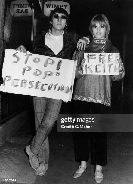 Drummer from the The Who, Keith Moon and his wife, model Kim Kerrigan, protesting about the prosecution of Rolling Stones guitarist Keith Richards.