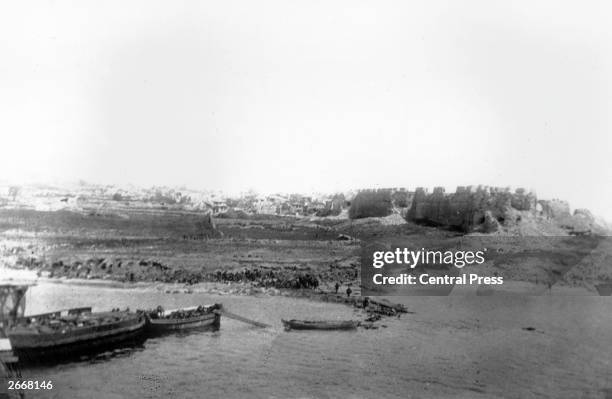 Seaborne troops, including the Royal Munster Fusiliers, landing on V Beach at Gallipoli from the troop ship, the 'River Clyde', during an amphibious...