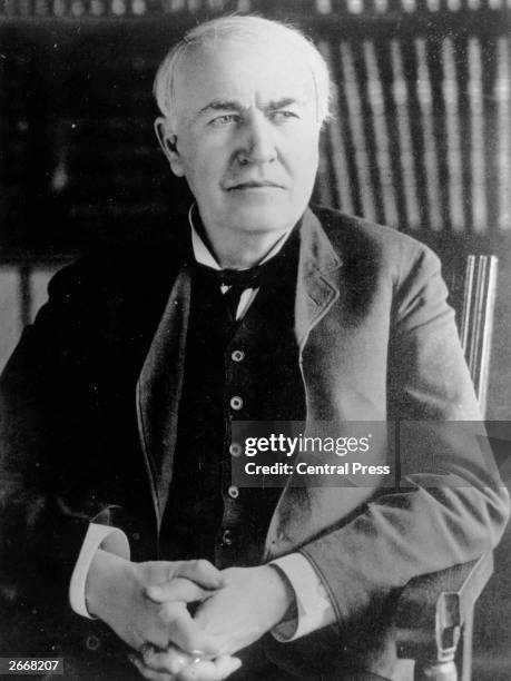 Thomas Alva Edison , American inventor of the carbon telephone transmitter , phonograph , and incandescent lamp with carbon filament .