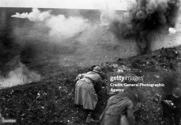 French troops under shellfire during the Battle of Verdun.