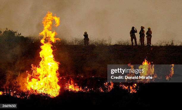 Cedar Fire Cedar Fire Photos and Premium High Res Pictures - Getty Images