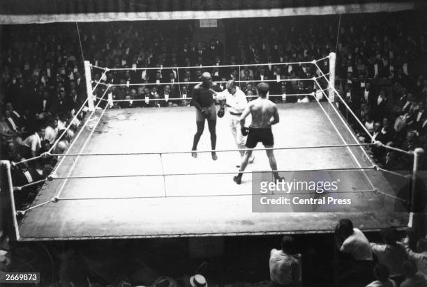 French referee Georges Carpentier intervenes during the bout between Jack Johnson and Frank Moran in Paris.